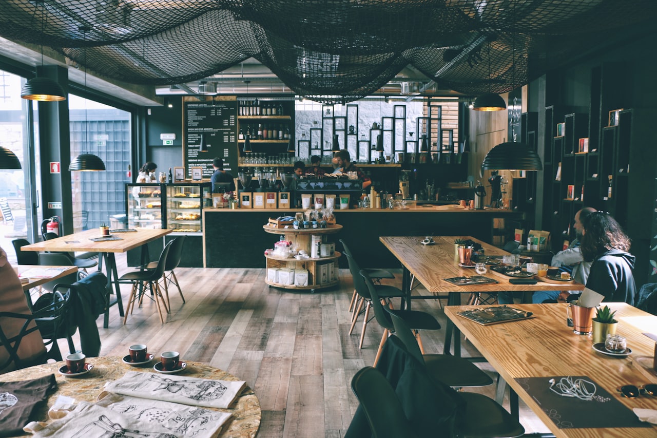 Gemütlicher Innenraum des Café Auszeit